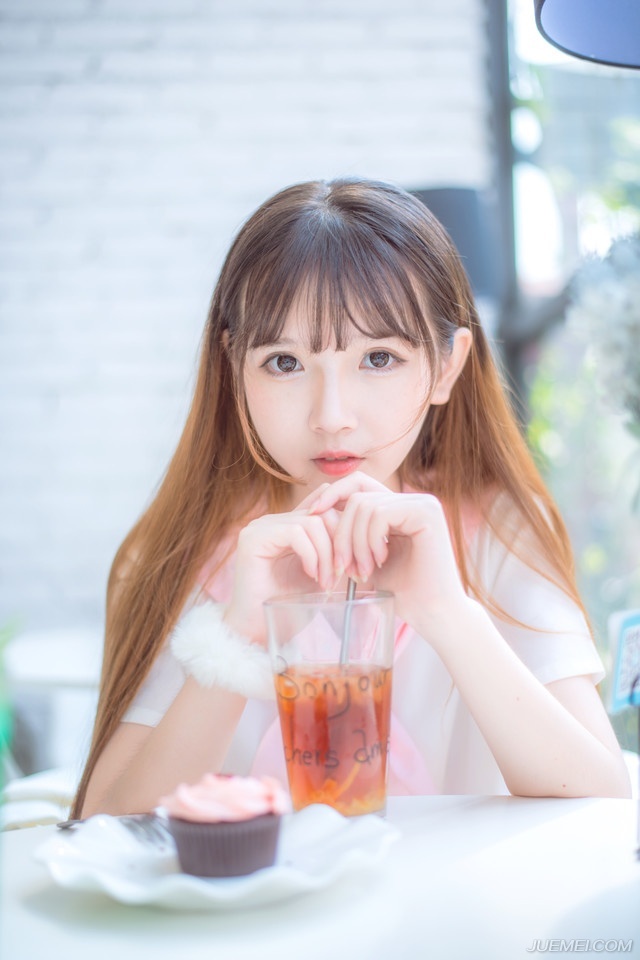姐妹俩依言进来，大乔担忧的看了小乔一眼，连忙向吕布道：“夫君，妹妹她只是……毕竟当年也算相识一场，并不是……”